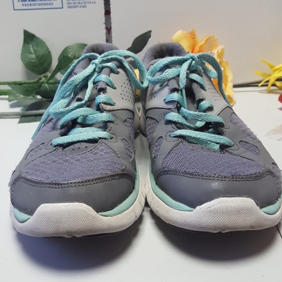 Women's Nike grey athletic shoes size 6 - Picture 2 of 8